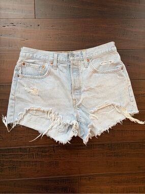 Classic Levi's Women's Light Wash Frayed Hem Denim Shorts distressed summer 90’s